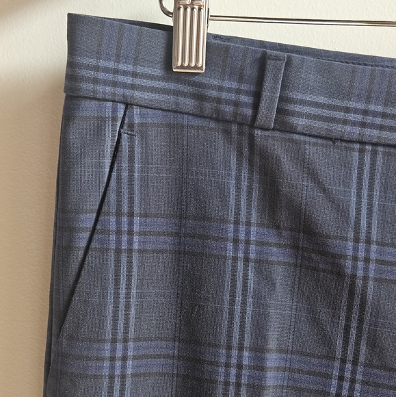 Banana Republic Logan Trouser-Fit Washable Italian Wool-Blend Pant in 10L - Picture 3 of 16